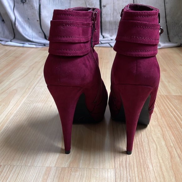 G By Guess Super Sexy Suede Burgundy Ankle Boots With Side Zip Size 9W - Picture 2 of 7